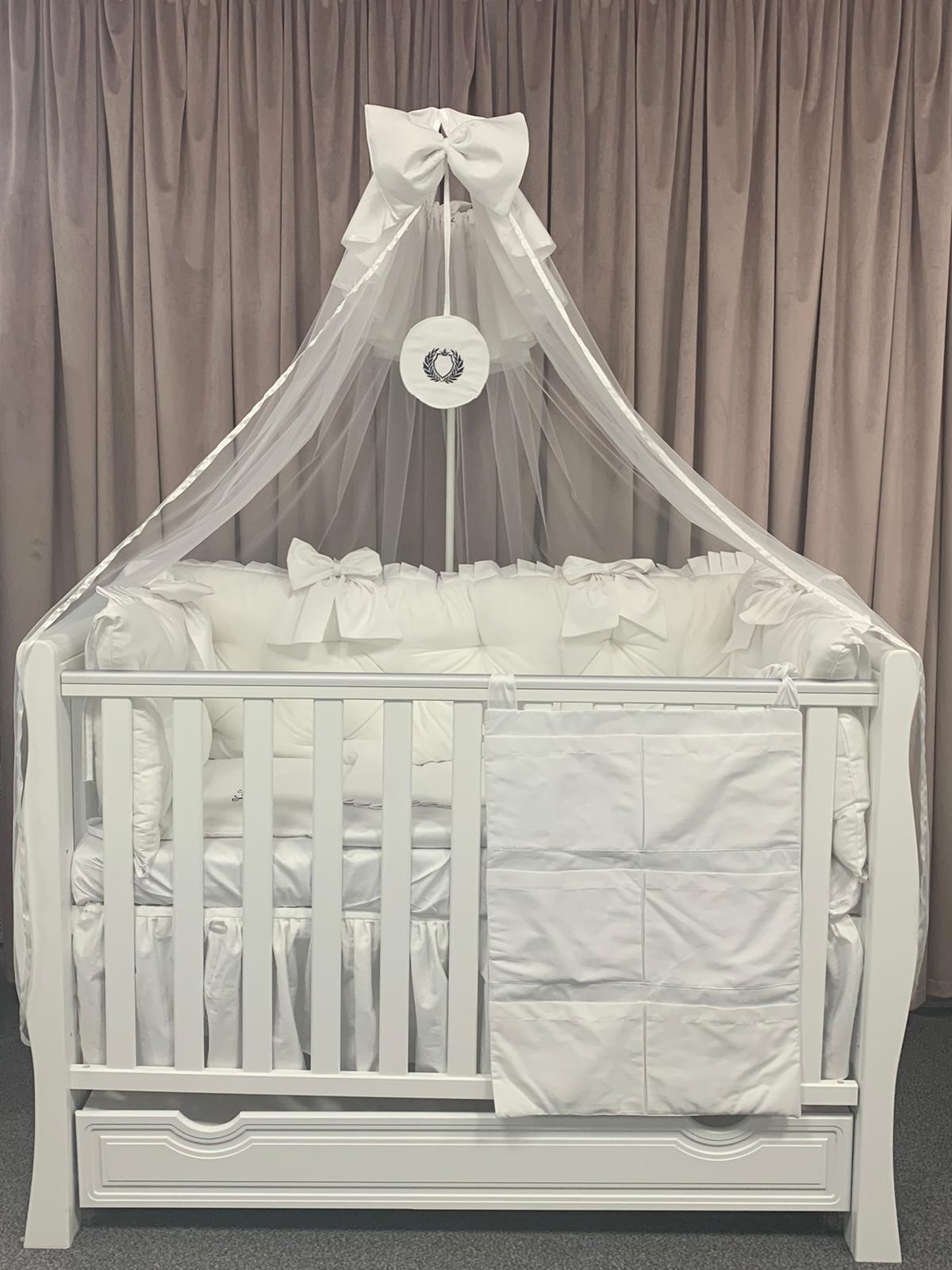 PEPPIbambini ROYAL Kylian Baby-Bettwaren, 11-teilig, Bettwäsche, 100% Baumwolle mit Stickerei + Moskitonetz – Image 6