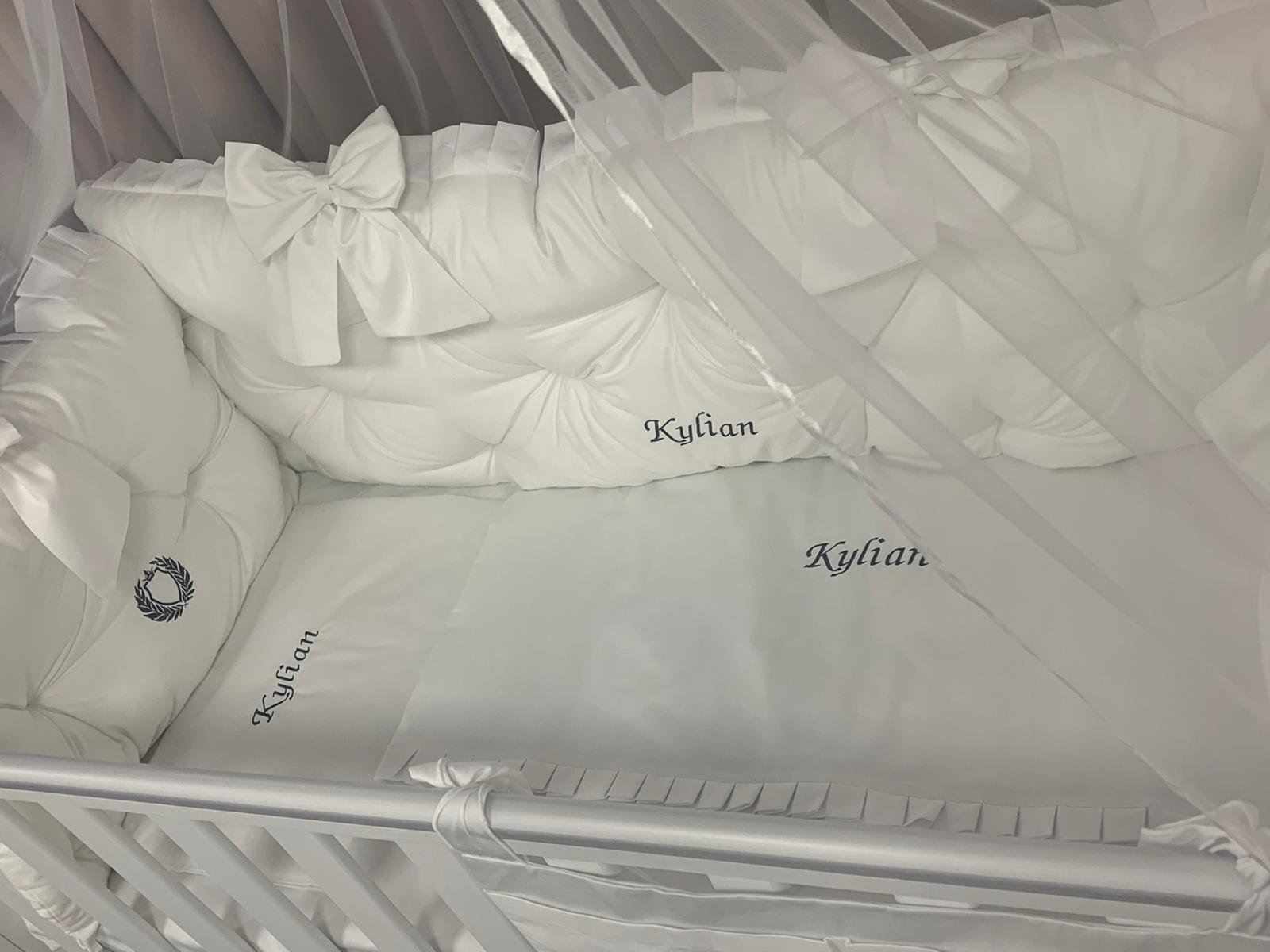 PEPPIbambini ROYAL Kylian Baby-Bettwaren, 11-teilig, Bettwäsche, 100% Baumwolle mit Stickerei + Moskitonetz – Image 3