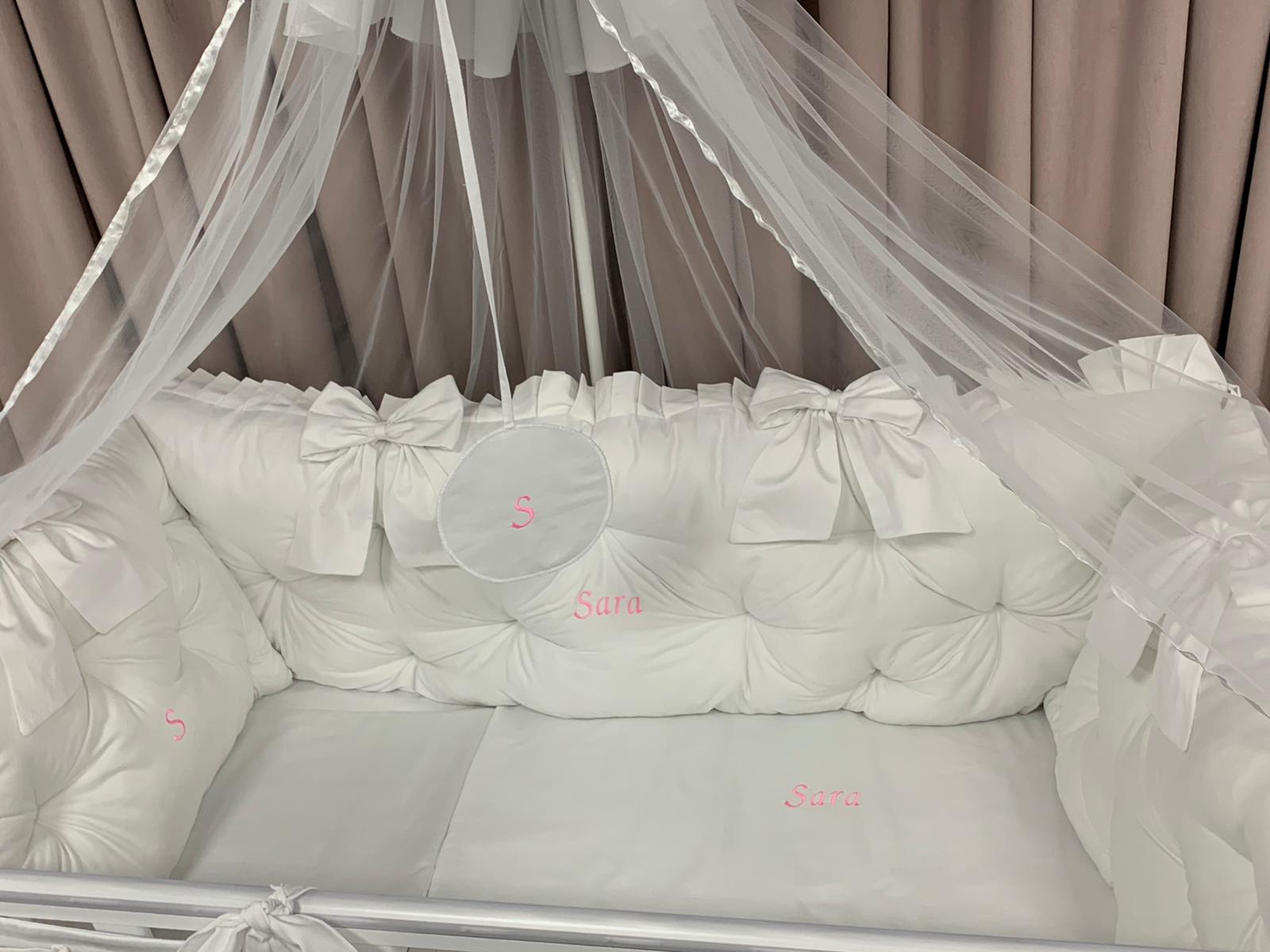 PEPPIbambini ROYAL Sara Baby-Bettwaren, 11-teilig, Bettwäsche, 100% Baumwolle mit Stickerei + Moskitonetz – Image 4