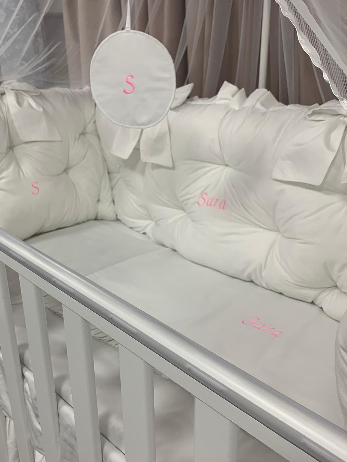 PEPPIbambini ROYAL Sara Baby-Bettwaren, 11-teilig, Bettwäsche, 100% Baumwolle mit Stickerei + Moskitonetz – Image 3