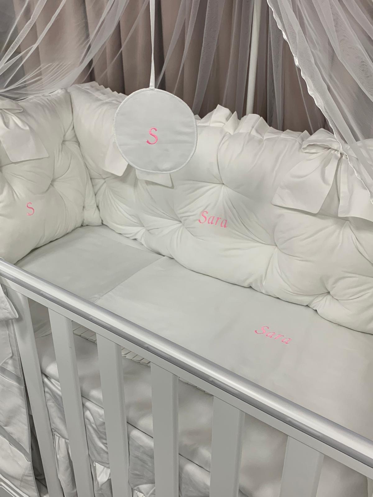 PEPPIbambini ROYAL Sara Baby-Bettwaren, 11-teilig, Bettwäsche, 100% Baumwolle mit Stickerei + Moskitonetz – Image 2