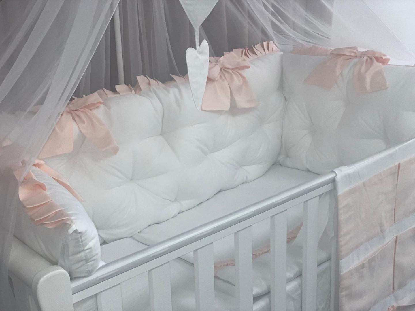 PEPPIbambini ROYAL White Somon Baby-Bettwaren, 11-teilig, Bettwäsche, 100% Baumwolle mit Stickerei + Moskitonetz