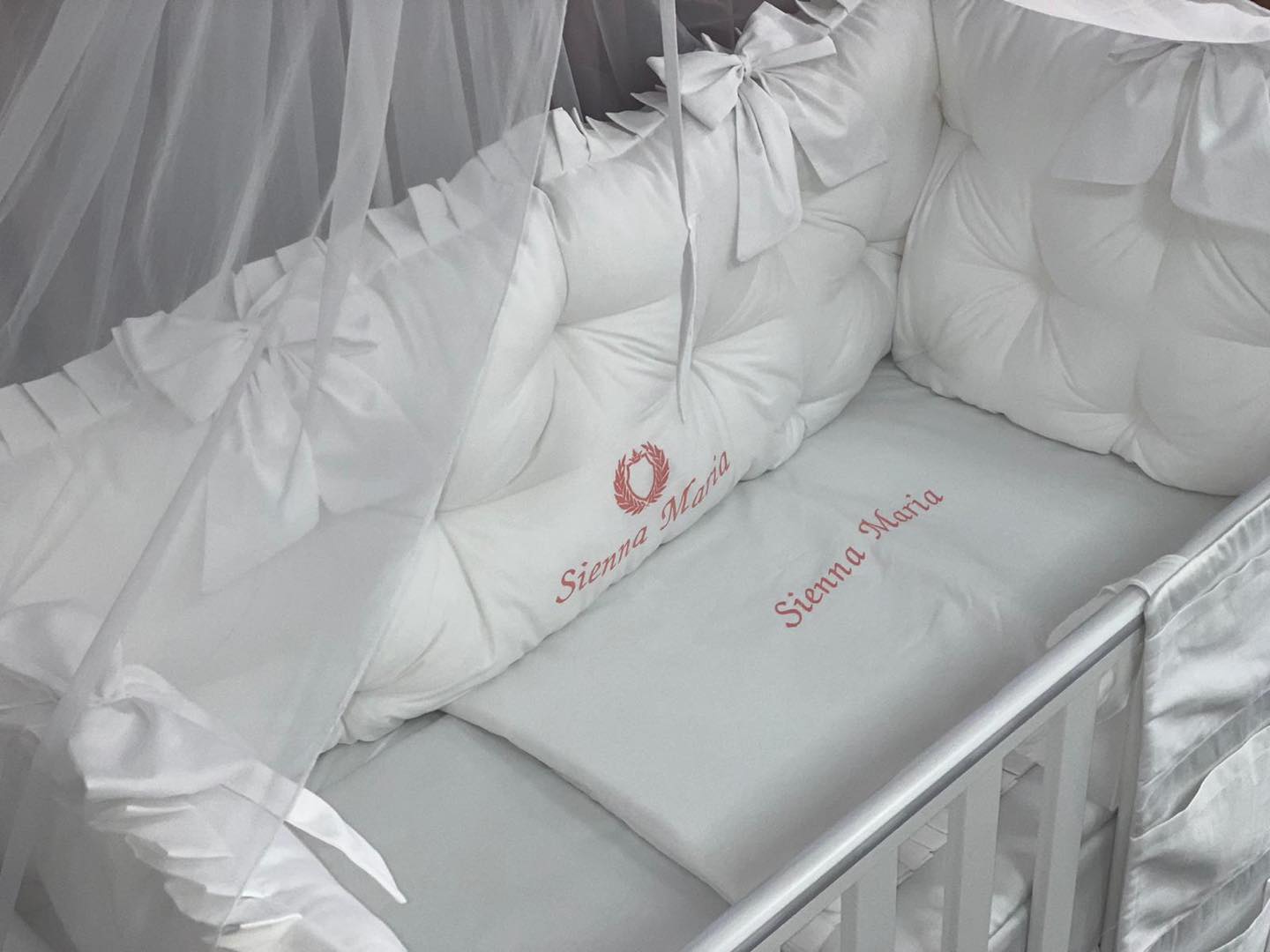 PEPPIbambini ROYAL White Sienna Baby-Bettwaren, 11-teilig, Bettwäsche, 100% Baumwolle mit Stickerei + Moskitonetz – Image 5