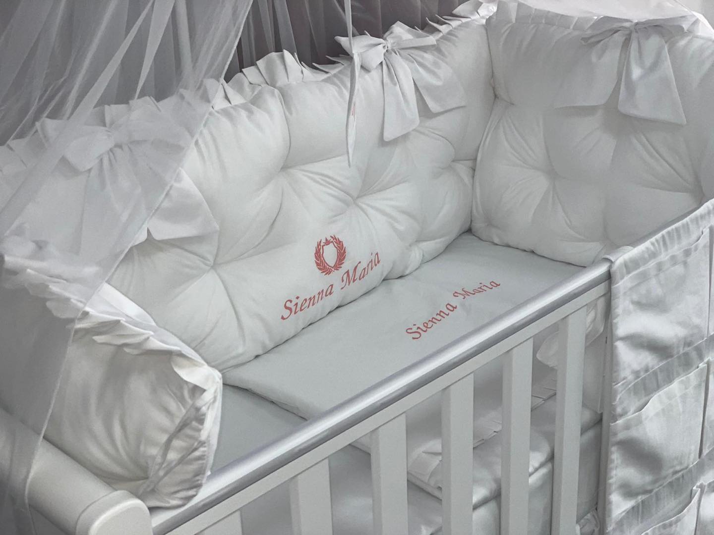 PEPPIbambini ROYAL White Sienna Baby-Bettwaren, 11-teilig, Bettwäsche, 100% Baumwolle mit Stickerei + Moskitonetz – Image 4