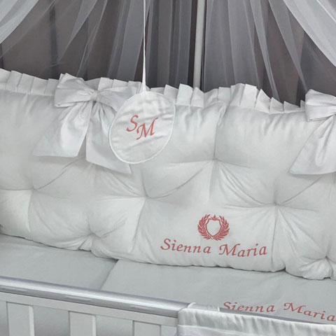 PEPPIbambini ROYAL White Sienna Baby-Bettwaren, 11-teilig, Bettwäsche, 100% Baumwolle mit Stickerei + Moskitonetz – Image 2