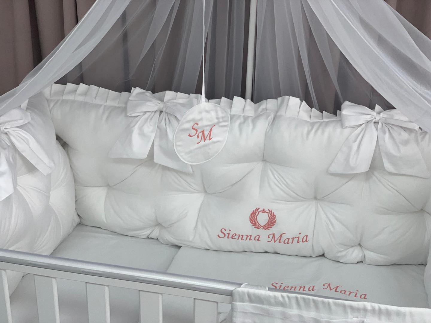 PEPPIbambini ROYAL White Sienna Baby-Bettwaren, 11-teilig, Bettwäsche, 100% Baumwolle mit Stickerei + Moskitonetz