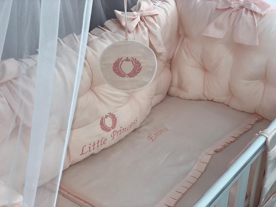 PEPPIbambini ROYAL Somon Emma Baby-Bettwaren, 11-teilig, Bettwäsche, 100% Baumwolle mit Stickerei + Moskitonetz – Image 5