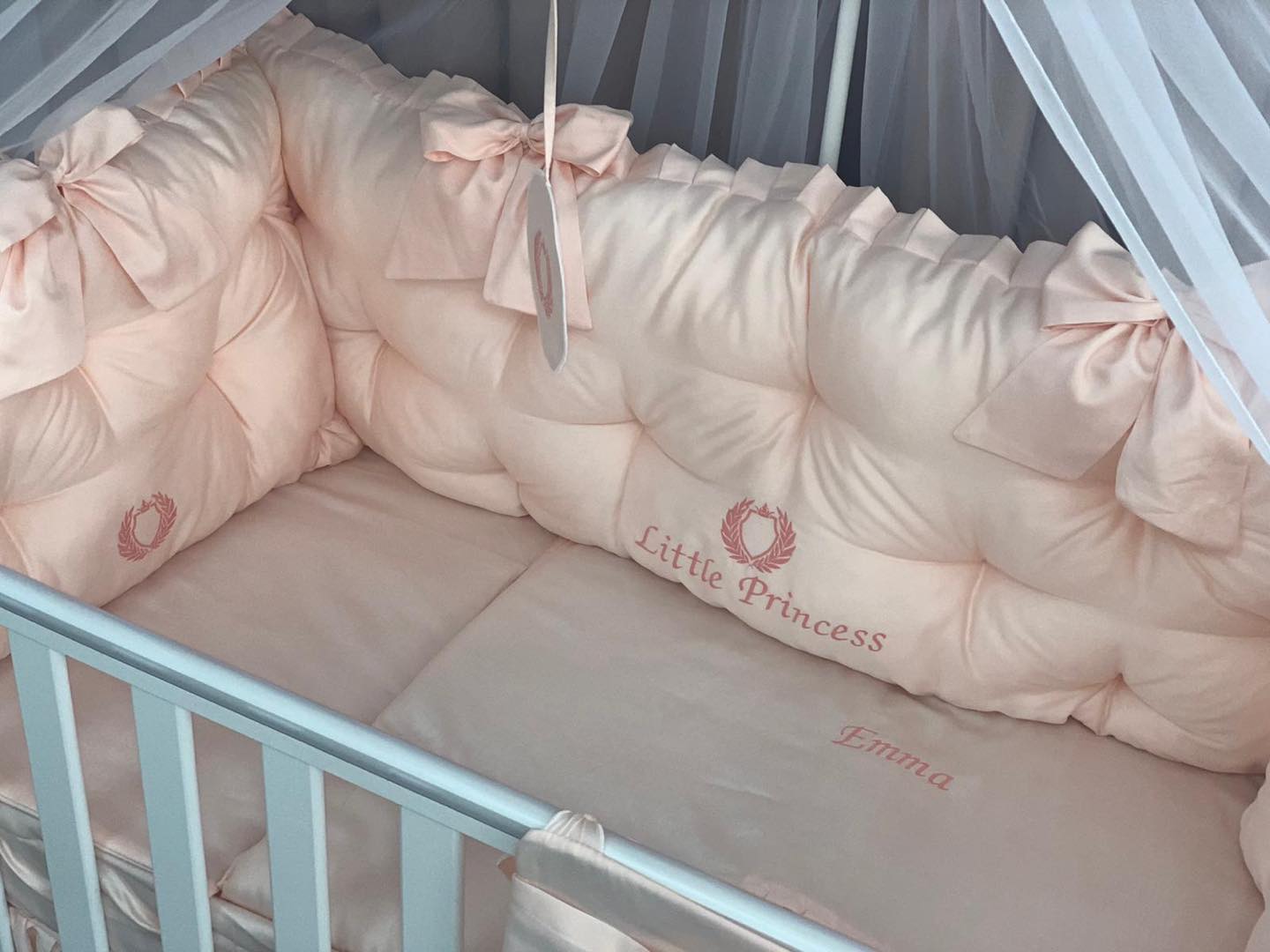 PEPPIbambini ROYAL Somon Emma Baby-Bettwaren, 11-teilig, Bettwäsche, 100% Baumwolle mit Stickerei + Moskitonetz