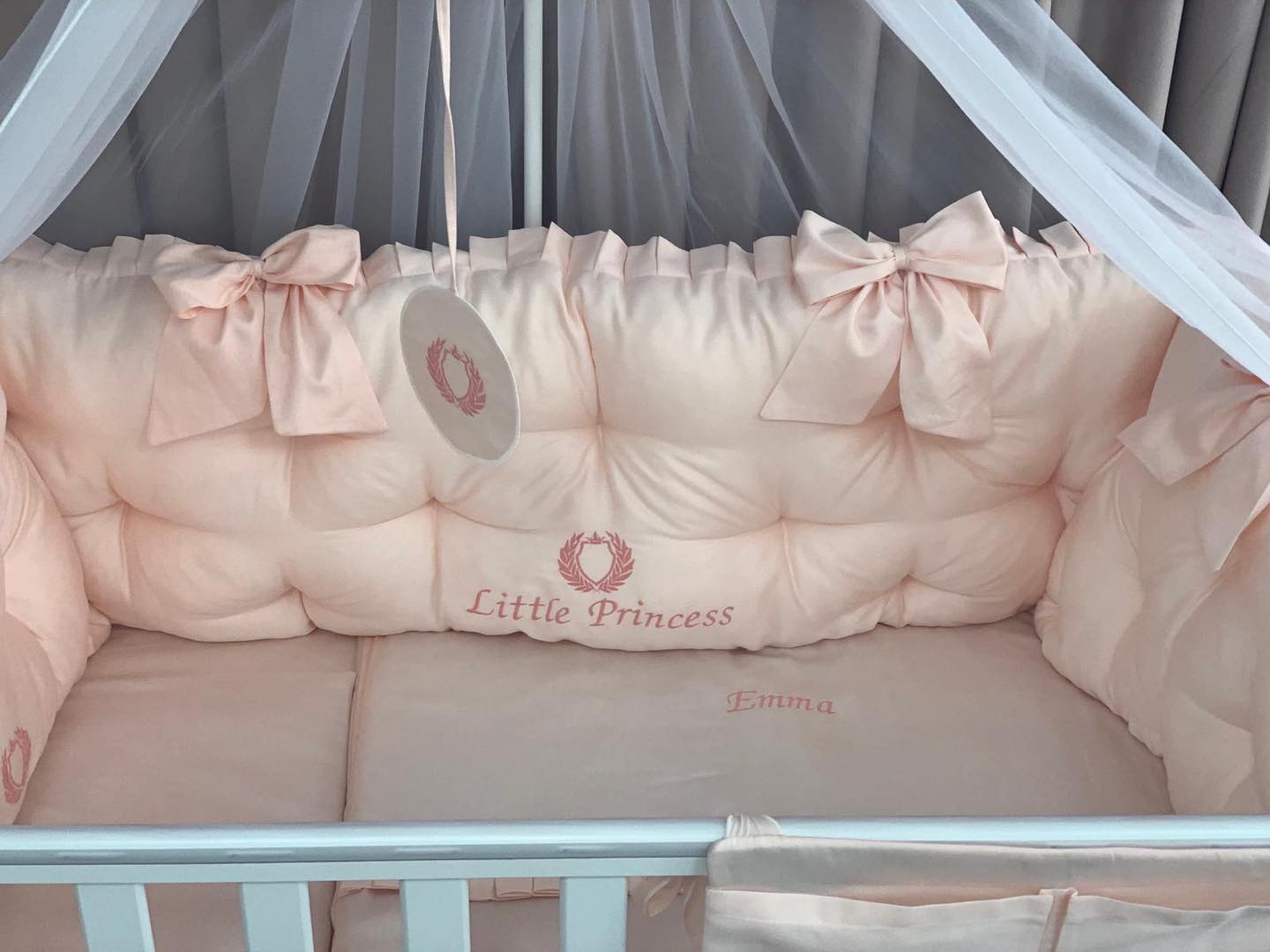 PEPPIbambini ROYAL Somon Emma Baby-Bettwaren, 11-teilig, Bettwäsche, 100% Baumwolle mit Stickerei + Moskitonetz – Image 3