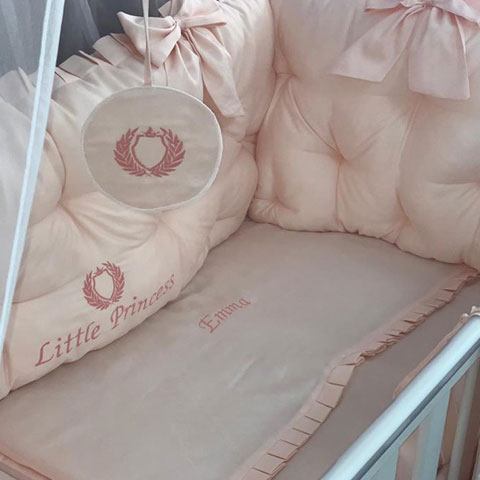 PEPPIbambini ROYAL Somon Emma Baby-Bettwaren, 11-teilig, Bettwäsche, 100% Baumwolle mit Stickerei + Moskitonetz – Image 2