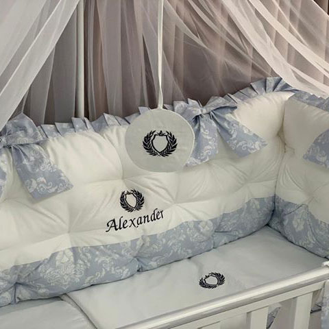 PEPPIbambini ROYAL White Blue Alexander Baby-Bettwaren, 11-teilig, Bettwäsche, 100% Baumwolle mit Stickerei + Moskitonetz – Image 2