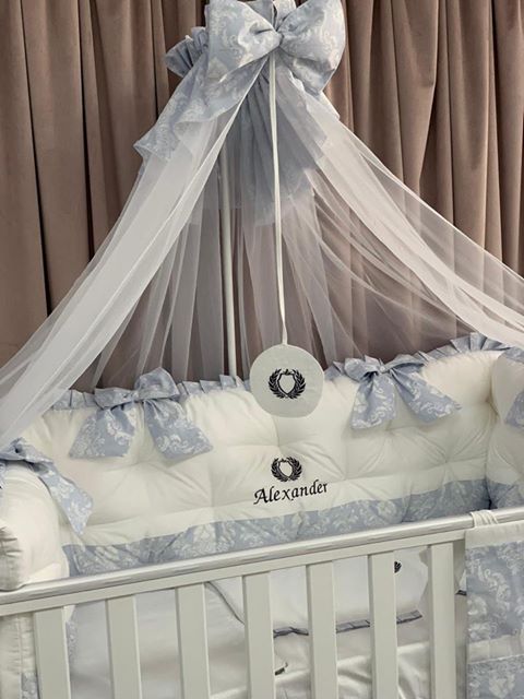 PEPPIbambini ROYAL White Blue Alexander Baby-Bettwaren, 11-teilig, Bettwäsche, 100% Baumwolle mit Stickerei + Moskitonetz