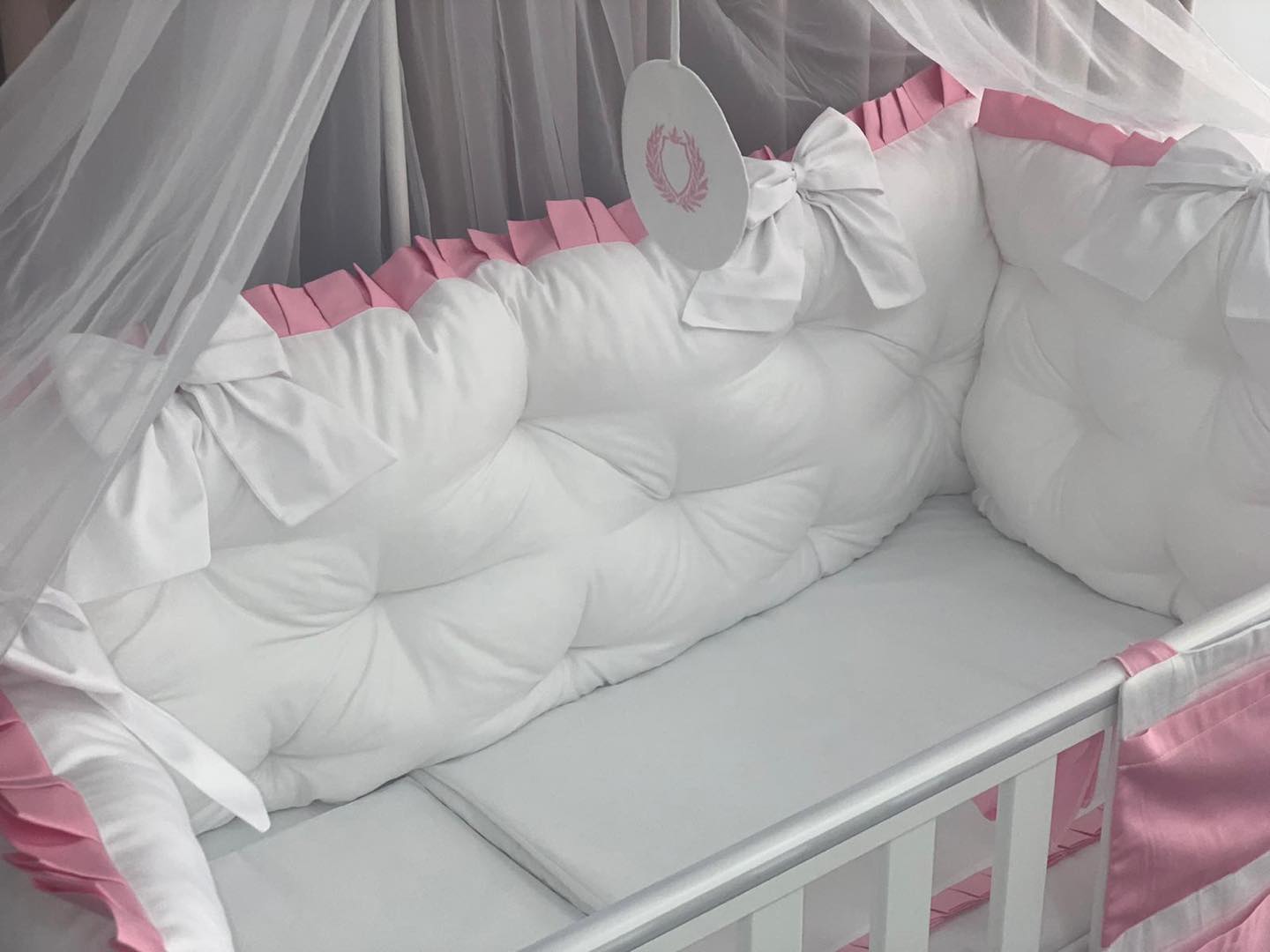 PEPPIbambini ROYAL White Pink Baby-Bettwaren, 11-teilig, Bettwäsche, 100% Baumwolle mit Stickerei + Moskitonetz