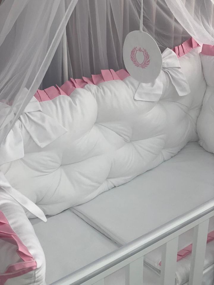 PEPPIbambini ROYAL White Pink Baby-Bettwaren, 11-teilig, Bettwäsche, 100% Baumwolle mit Stickerei + Moskitonetz – Image 3