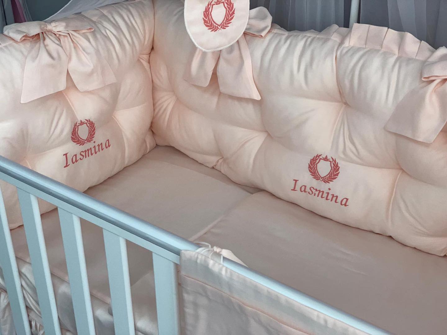 PEPPIbambini ROYAL Somon Iasmina Baby-Bettwaren, 11-teilig, Bettwäsche, 100% Baumwolle mit Stickerei + Moskitonetz – Image 4