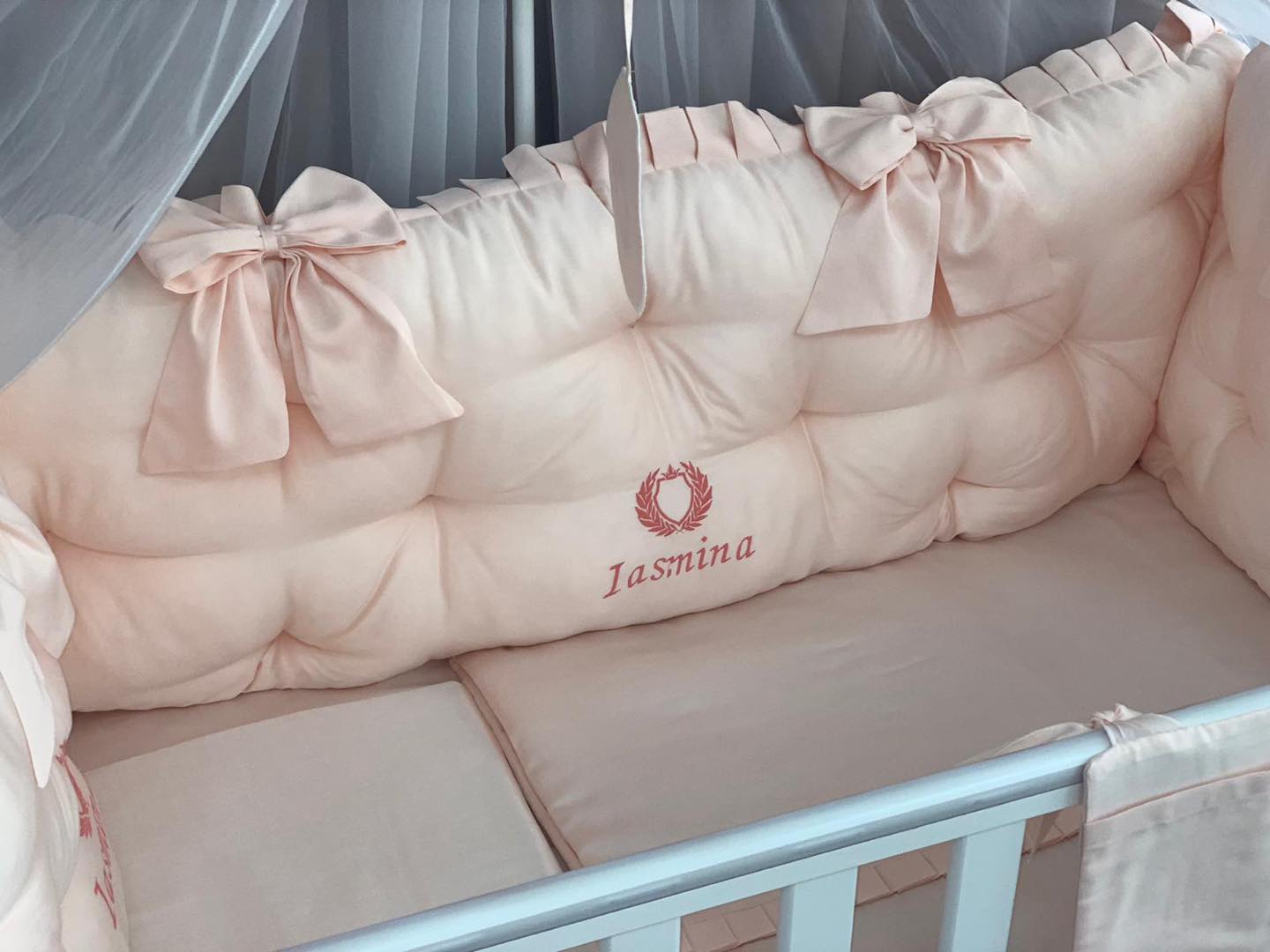 PEPPIbambini ROYAL Somon Iasmina Baby-Bettwaren, 11-teilig, Bettwäsche, 100% Baumwolle mit Stickerei + Moskitonetz – Image 3