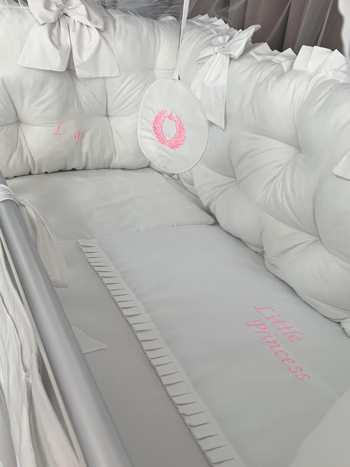 PEPPIbambini ROYAL White Little Princess Baby-Bettwaren, 11-teilig, Bettwäsche, 100% Baumwolle mit Stickerei + Moskitonetz – Image 3