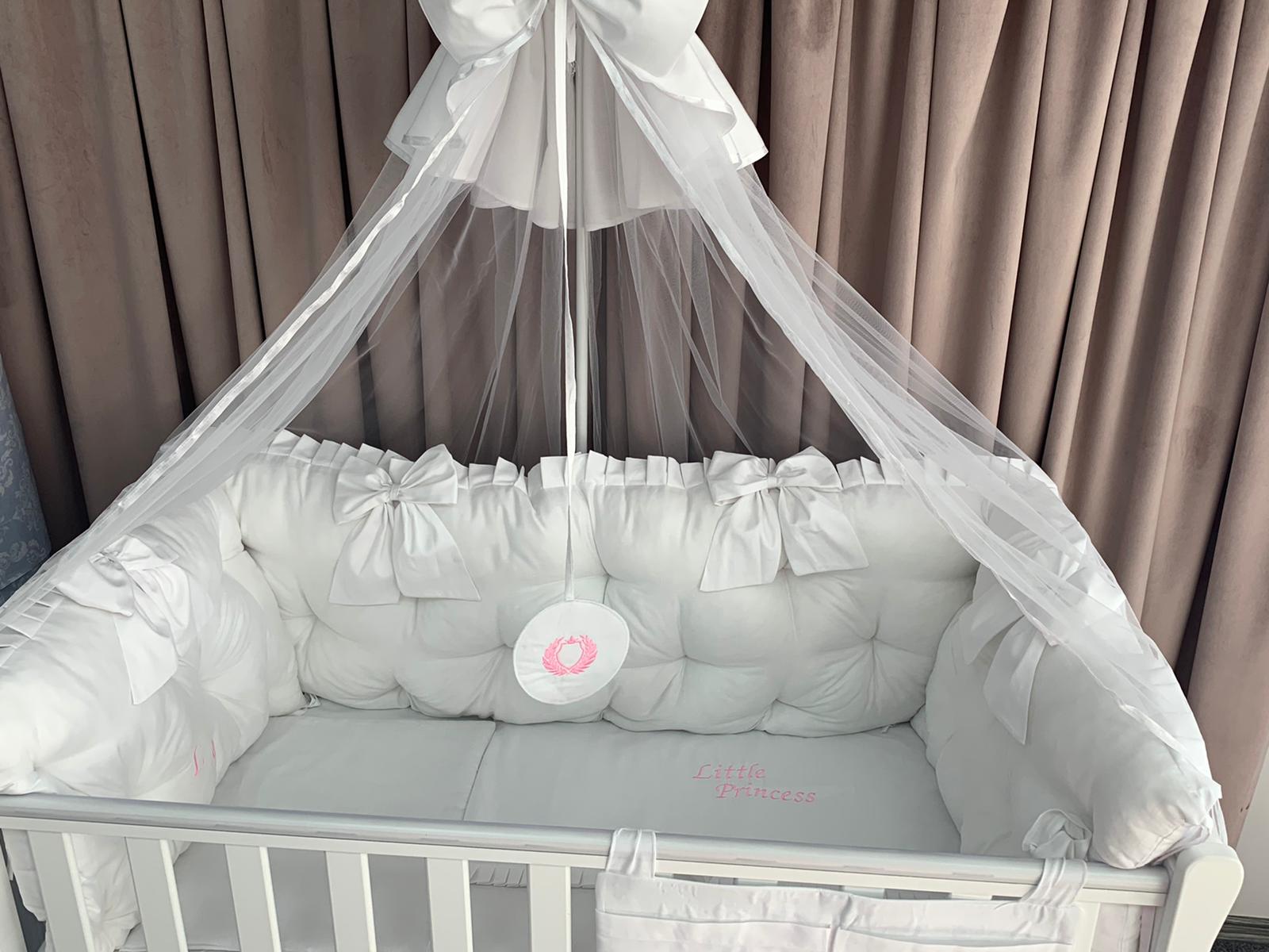 PEPPIbambini ROYAL White Little Princess Baby-Bettwaren, 11-teilig, Bettwäsche, 100% Baumwolle mit Stickerei + Moskitonetz