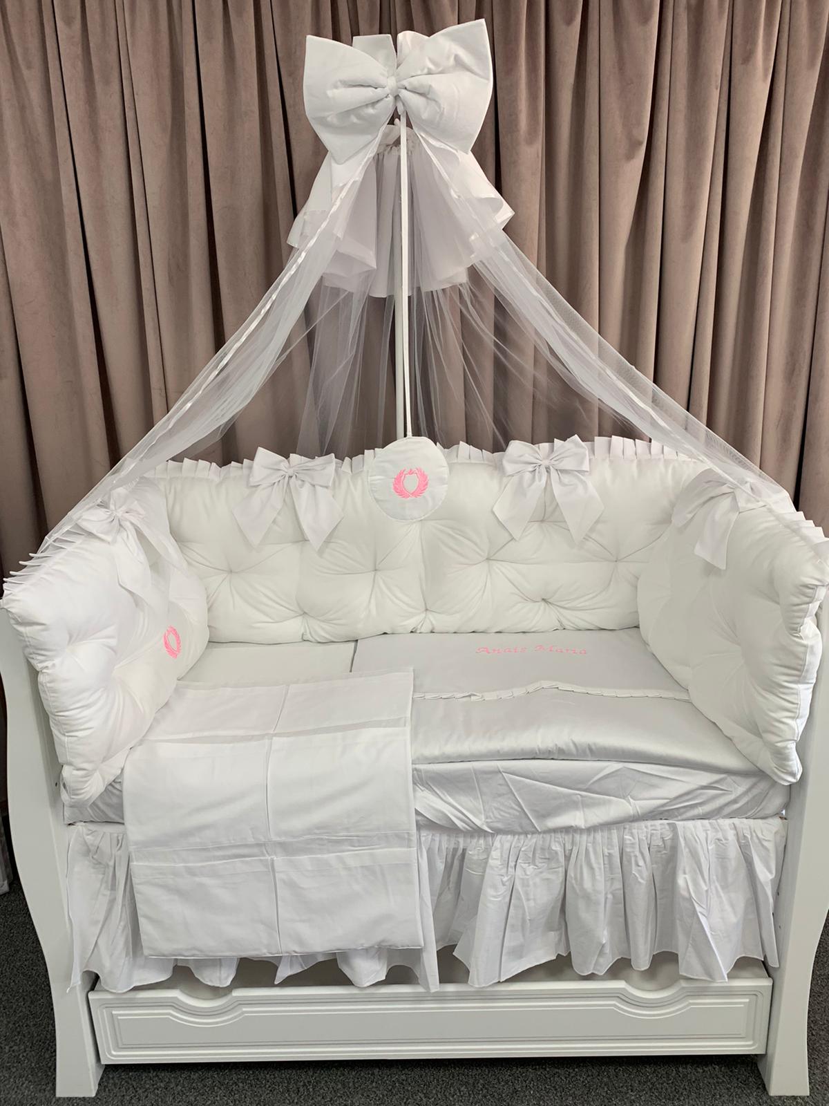 PEPPIbambini ROYAL White Anais Maria Baby-Bettwaren, 11-teilig, Bettwäsche, 100% Baumwolle mit Stickerei + Moskitonetz – Image 3