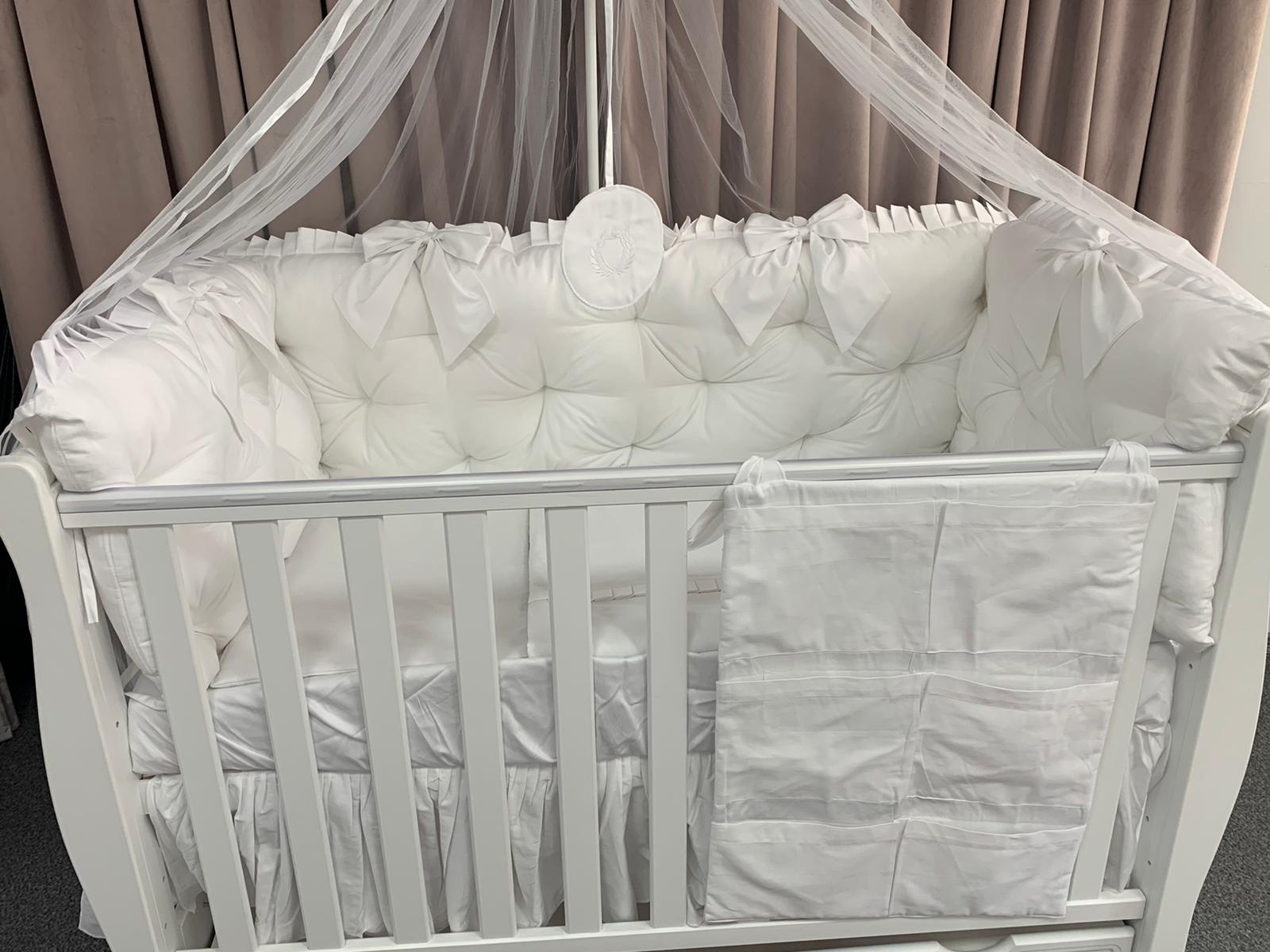 PEPPIbambini ROYAL White Baby-Bettwaren, 11-teilig, Bettwäsche, 100% Baumwolle mit Stickerei + Moskitonetz – Image 4