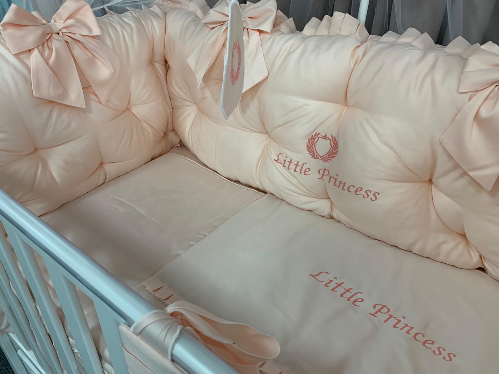 PEPPIbambini ROYAL Somon Little Princess Baby-Bettwaren, 11-teilig, Bettwäsche, 100% Baumwolle mit Stickerei + Moskitonetz – Image 2