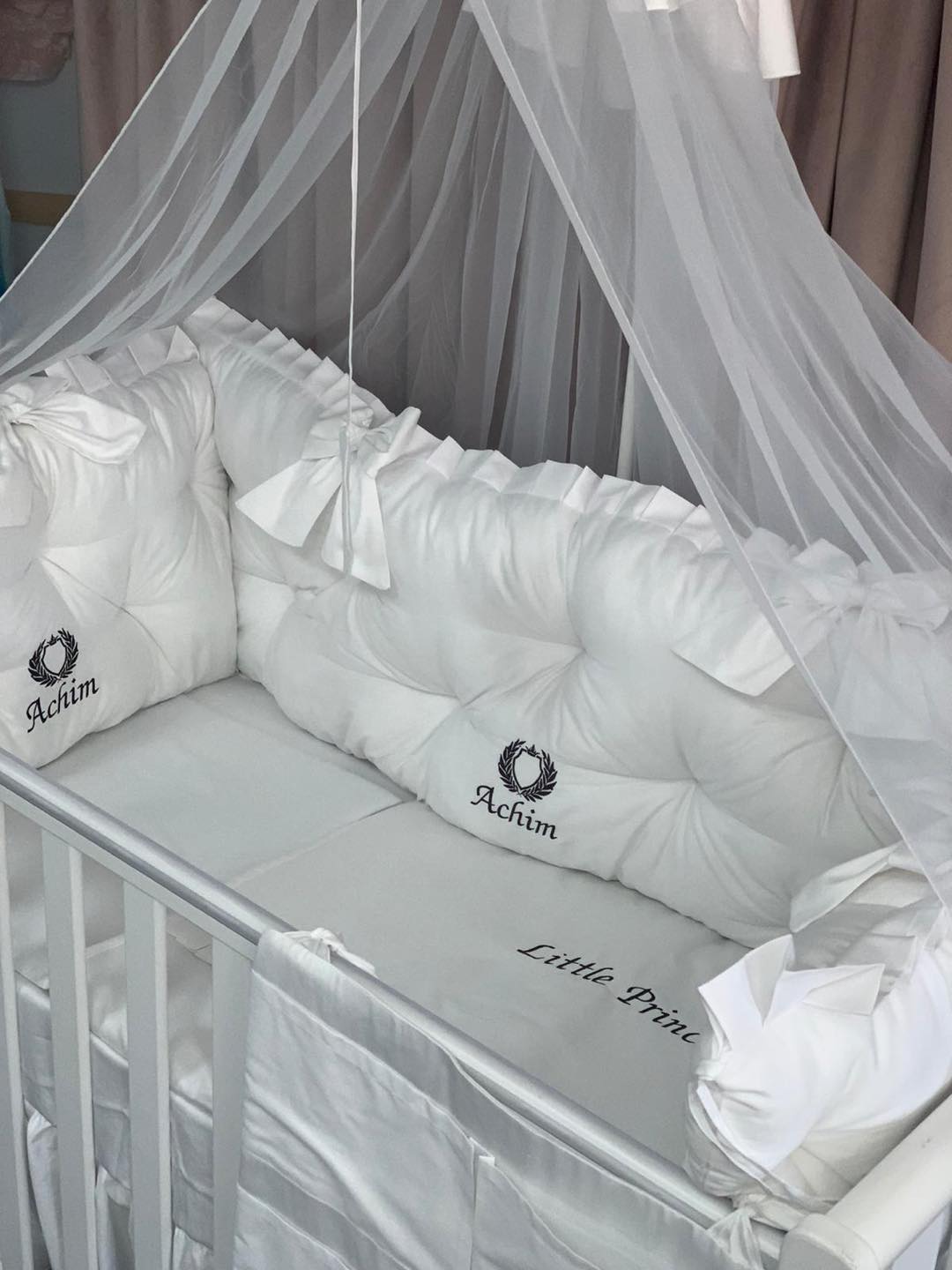 PEPPIbambini ROYAL White Akym Baby-Bettwaren, 11-teilig, Bettwäsche, 100% Baumwolle mit Stickerei + Moskitonetz – Image 5