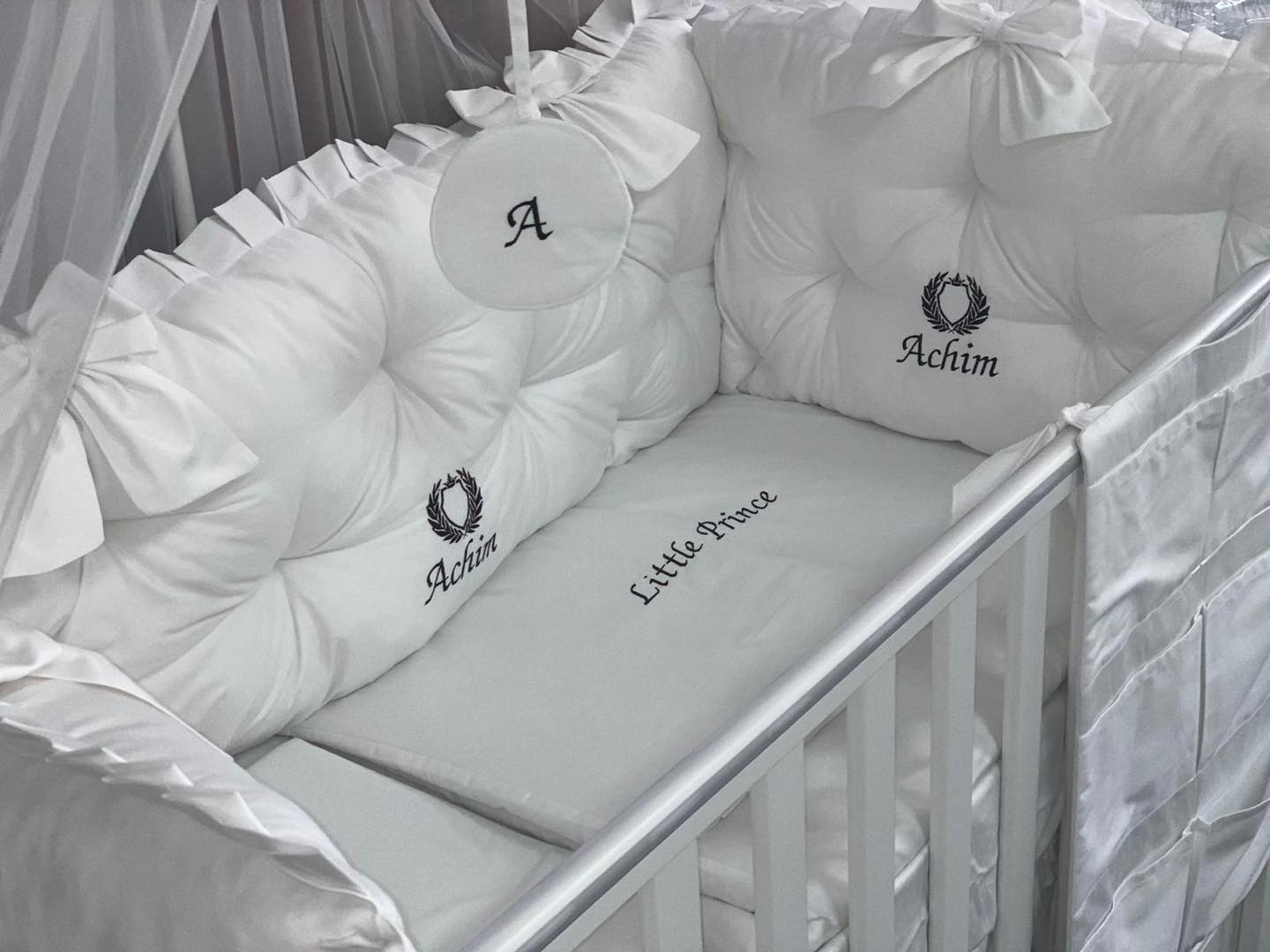 PEPPIbambini ROYAL White Akym Baby-Bettwaren, 11-teilig, Bettwäsche, 100% Baumwolle mit Stickerei + Moskitonetz – Image 4