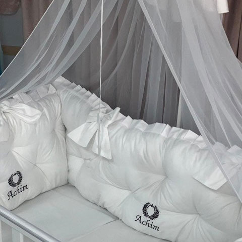 PEPPIbambini ROYAL White Akym Baby-Bettwaren, 11-teilig, Bettwäsche, 100% Baumwolle mit Stickerei + Moskitonetz