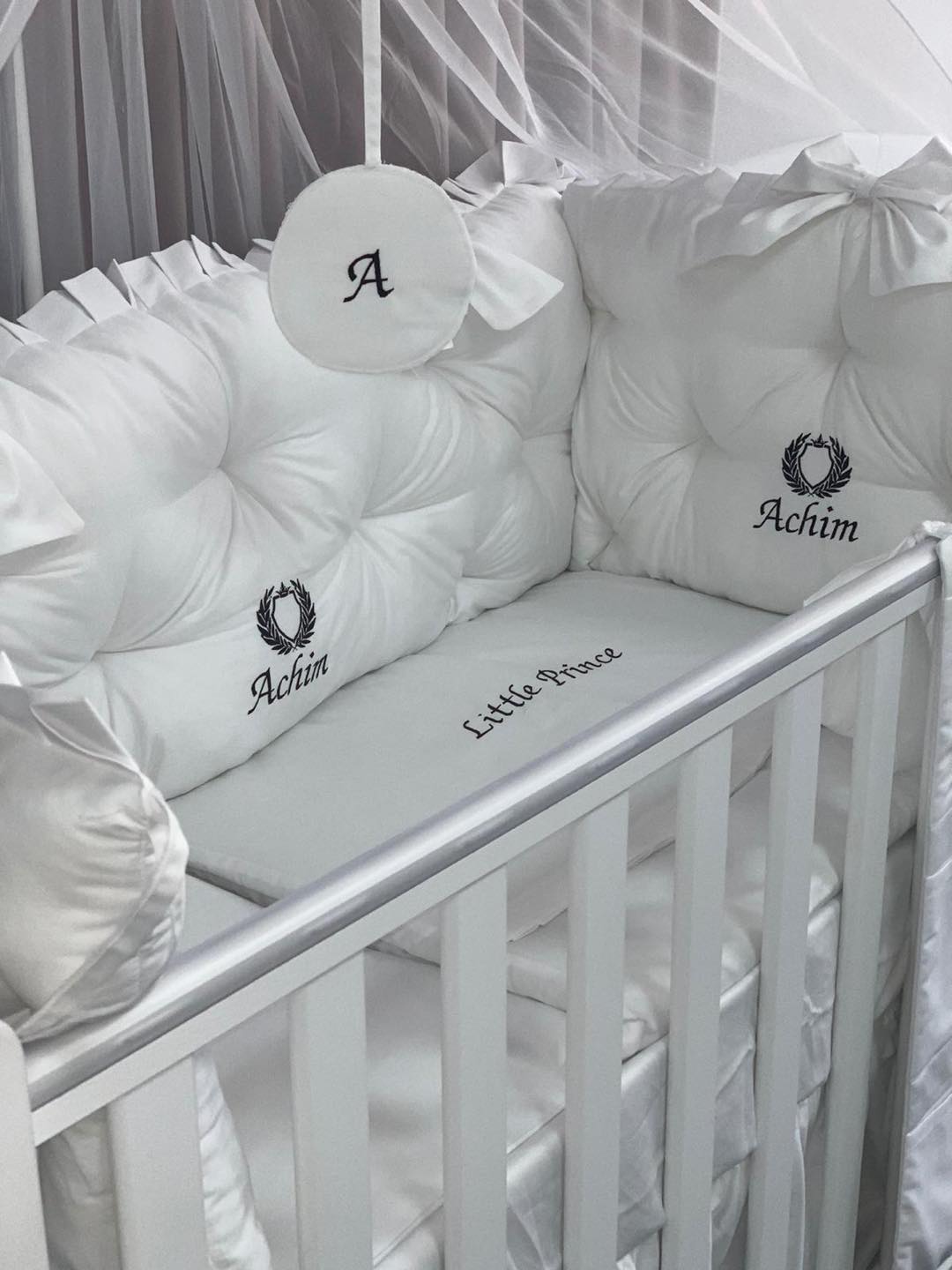 PEPPIbambini ROYAL White Akym Baby-Bettwaren, 11-teilig, Bettwäsche, 100% Baumwolle mit Stickerei + Moskitonetz – Image 3