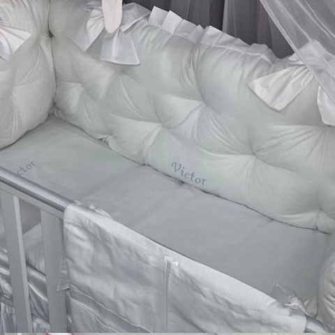 PEPPIbambini ROYAL White Victor Baby-Bettwaren, 11-teilig, Bettwäsche, 100% Baumwolle mit Stickerei + Moskitonetz