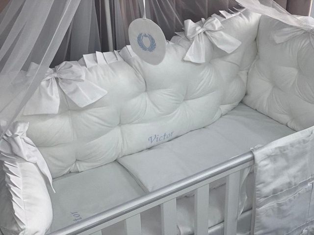 PEPPIbambini ROYAL White Victor Baby-Bettwaren, 11-teilig, Bettwäsche, 100% Baumwolle mit Stickerei + Moskitonetz – Image 3