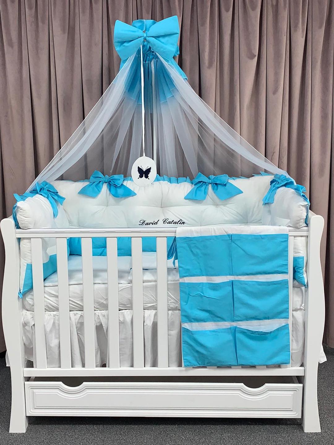 PEPPIbambini ROYAL White Turqoise David Baby-Bettwaren, 11-teilig, Bettwäsche, 100% Baumwolle mit Stickerei + Moskitonetz – Image 5