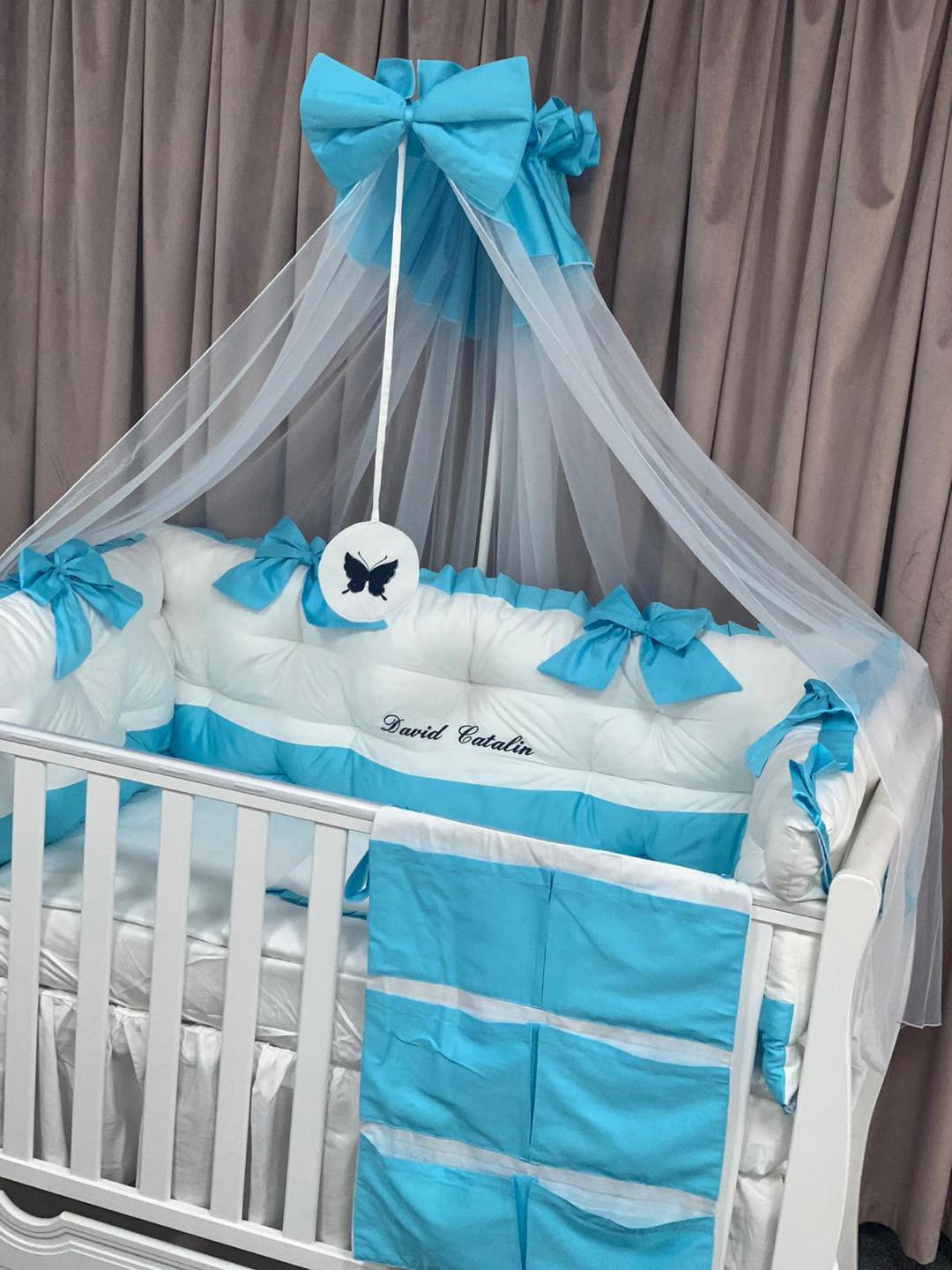 PEPPIbambini ROYAL White Turqoise David Baby-Bettwaren, 11-teilig, Bettwäsche, 100% Baumwolle mit Stickerei + Moskitonetz