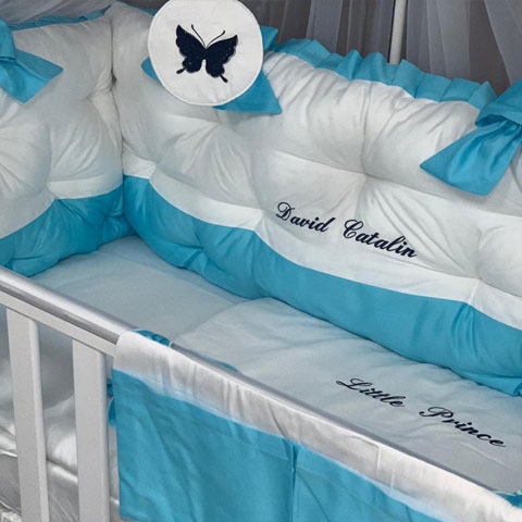 PEPPIbambini ROYAL White Turqoise David Baby-Bettwaren, 11-teilig, Bettwäsche, 100% Baumwolle mit Stickerei + Moskitonetz – Image 2