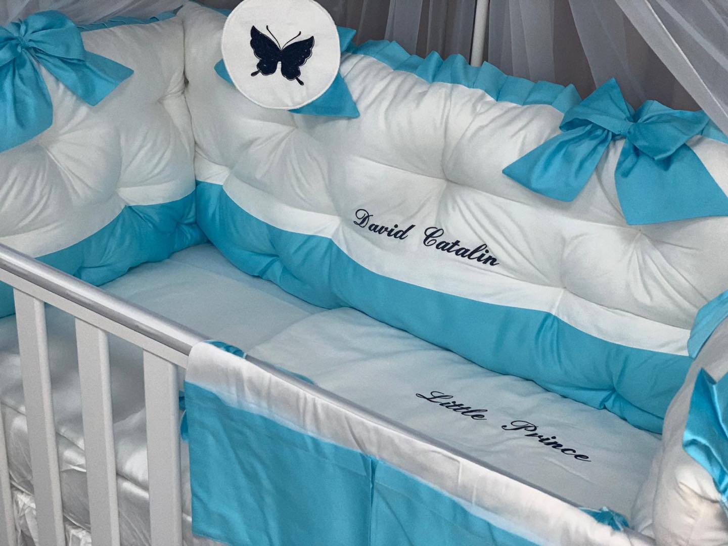 PEPPIbambini ROYAL White Turqoise David Baby-Bettwaren, 11-teilig, Bettwäsche, 100% Baumwolle mit Stickerei + Moskitonetz – Image 3