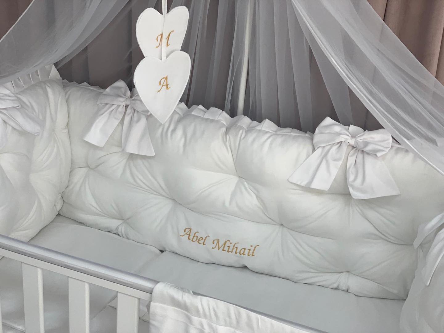 PEPPIbambini ROYAL White Abel Baby-Bettwaren, 11-teilig, Bettwäsche, 100% Baumwolle mit Stickerei + Moskitonetz – Image 3