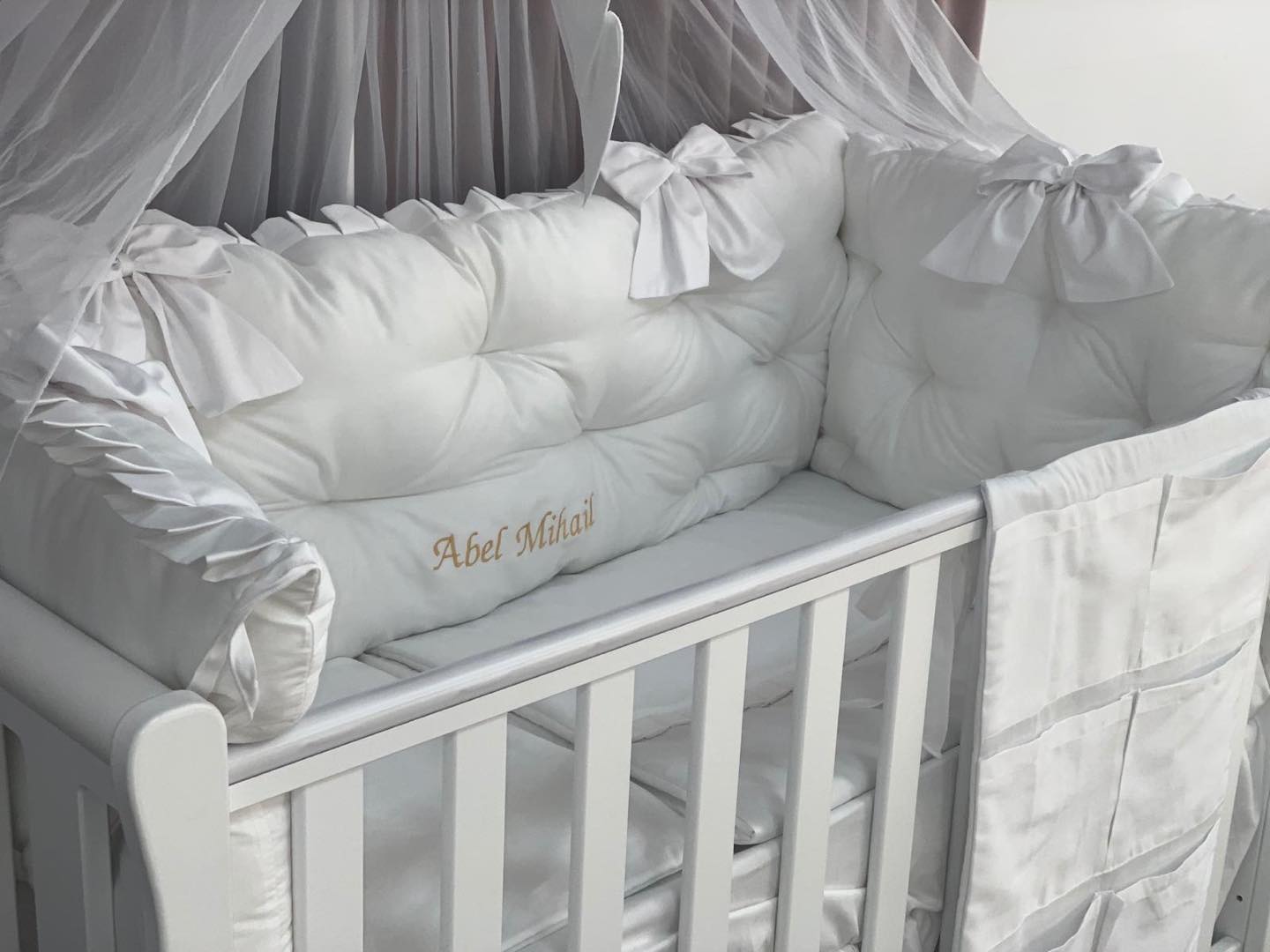 PEPPIbambini ROYAL White Abel Baby-Bettwaren, 11-teilig, Bettwäsche, 100% Baumwolle mit Stickerei + Moskitonetz – Image 2