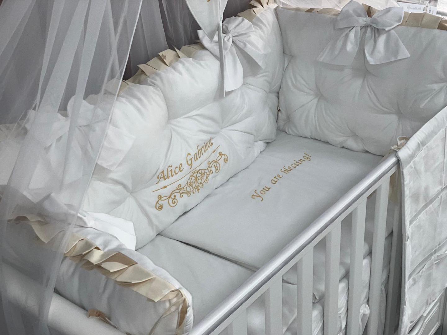 PEPPIbambini ROYAL White Alice Baby-Bettwaren, 11-teilig, Bettwäsche, 100% Baumwolle mit Stickerei + Moskitonetz – Image 4