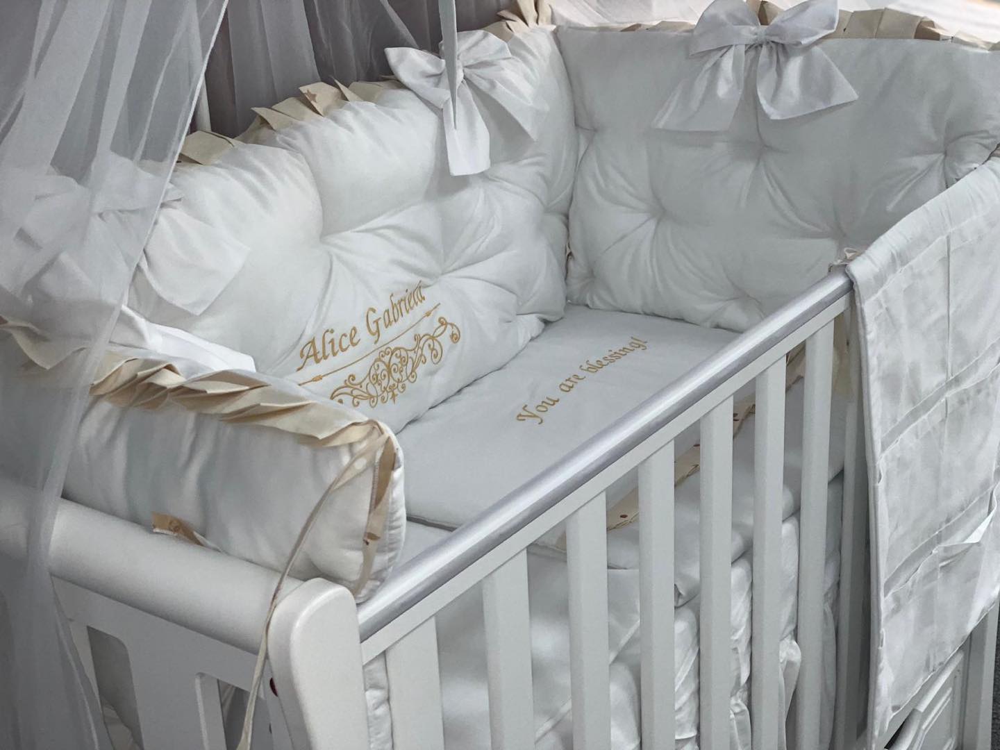 PEPPIbambini ROYAL White Alice Baby-Bettwaren, 11-teilig, Bettwäsche, 100% Baumwolle mit Stickerei + Moskitonetz – Image 2