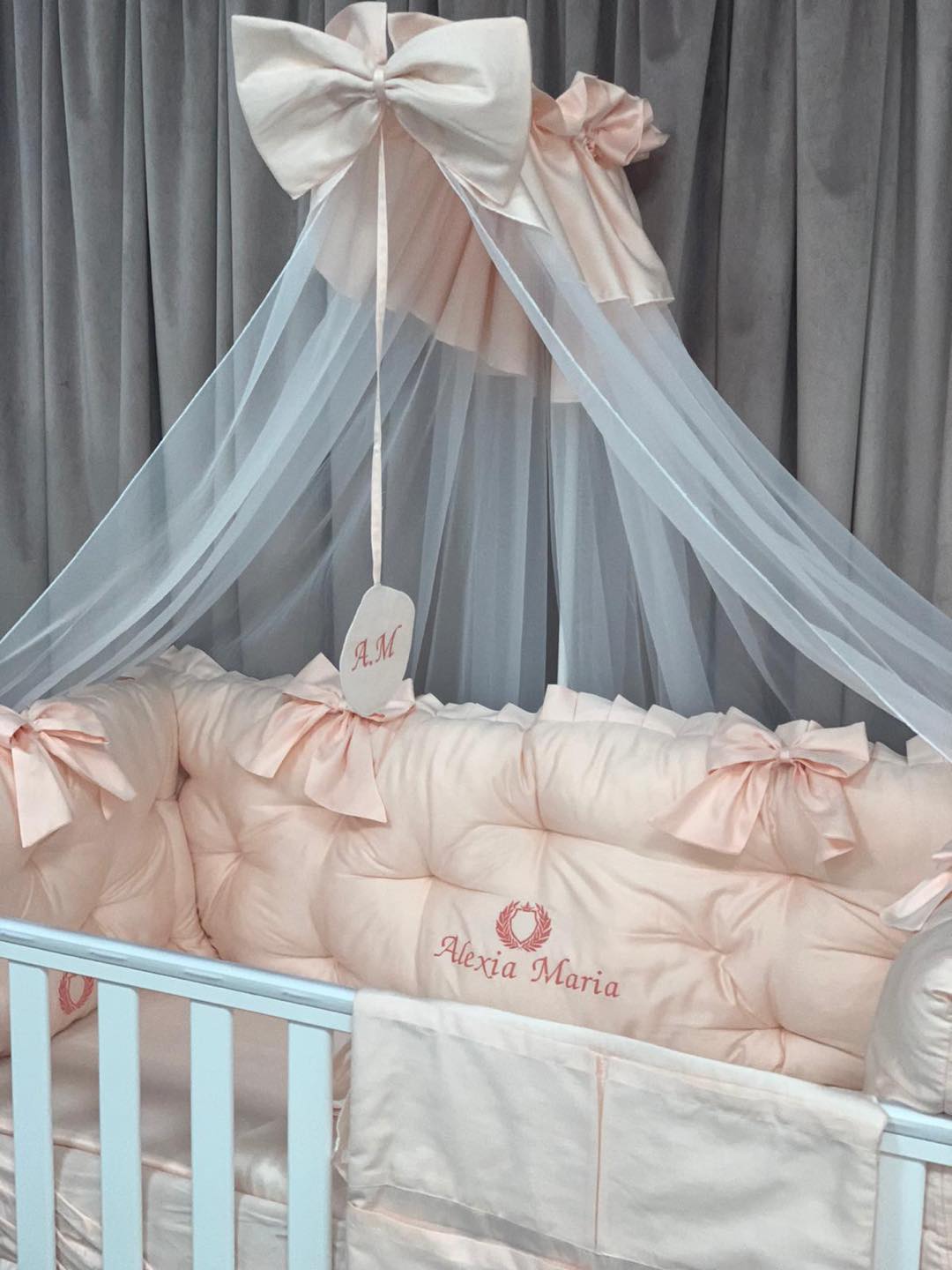 PEPPIbambini ROYAL Somon Alexia Baby-Bettwaren, 11-teilig, Bettwäsche, 100% Baumwolle mit Stickerei + Moskitonetz