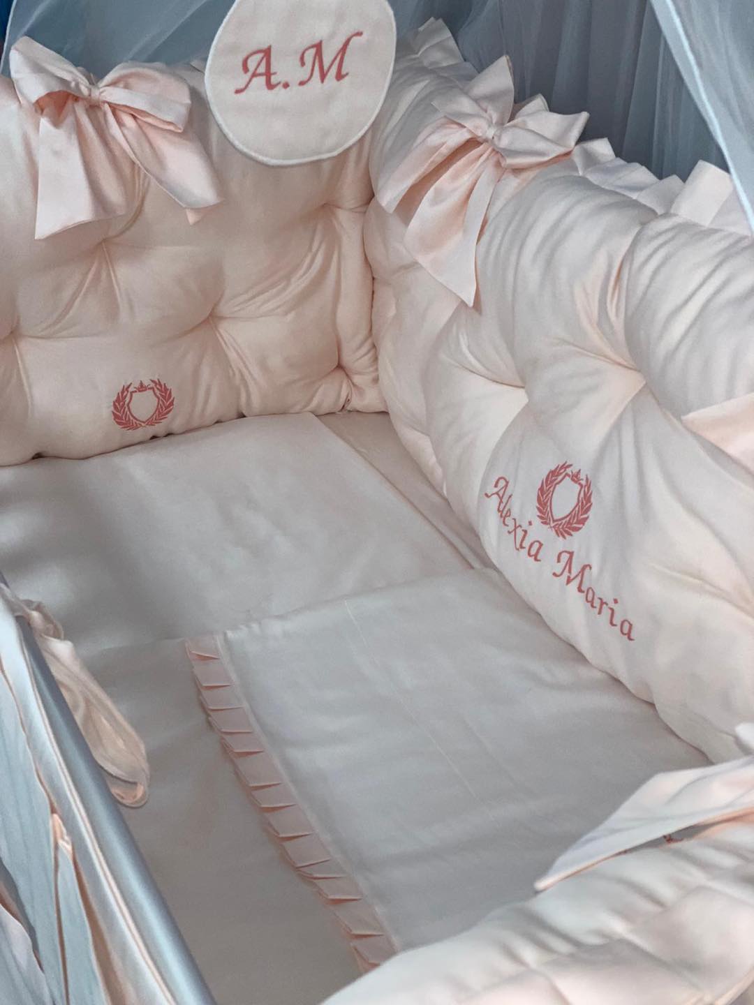 PEPPIbambini ROYAL Somon Alexia Baby-Bettwaren, 11-teilig, Bettwäsche, 100% Baumwolle mit Stickerei + Moskitonetz – Image 3