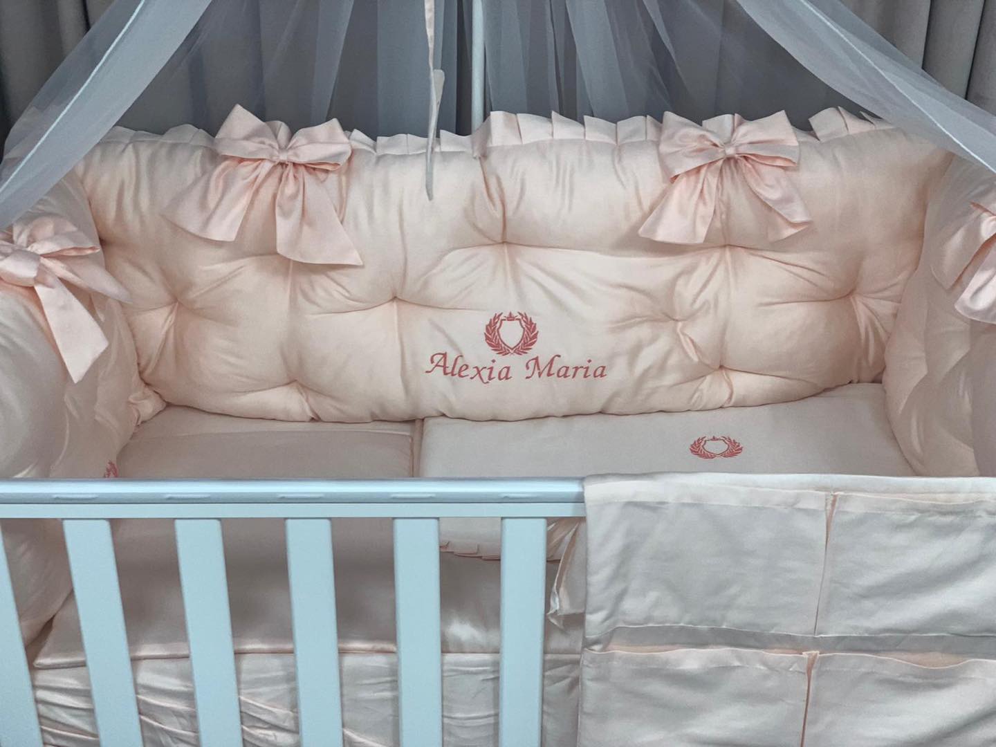 PEPPIbambini ROYAL Somon Alexia Baby-Bettwaren, 11-teilig, Bettwäsche, 100% Baumwolle mit Stickerei + Moskitonetz – Image 2