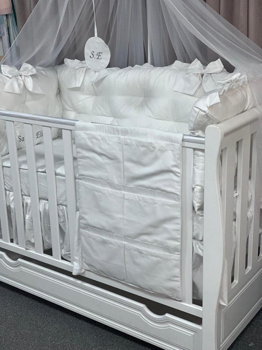 PEPPIbambini ROYAL White Sasha Baby-Bettwaren, 11-teilig, Bettwäsche, 100% Baumwolle mit Stickerei + Moskitonetz – Image 2