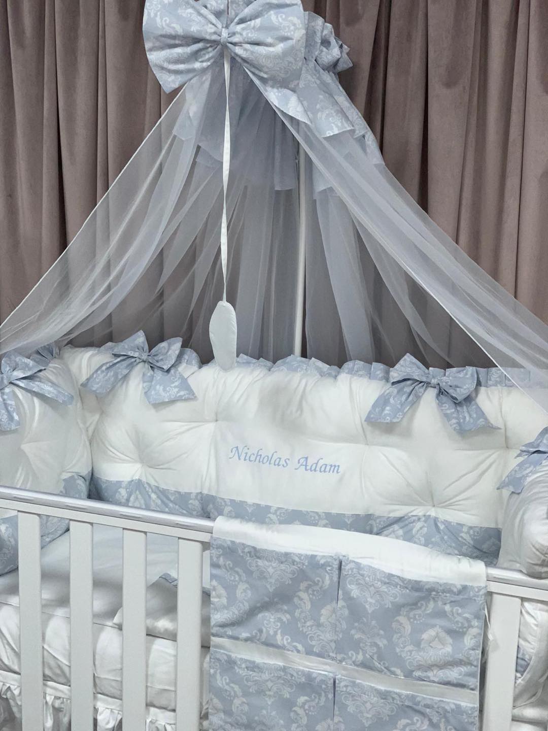 PEPPIbambini ROYAL White Blue Nicholas Baby-Bettwaren, 11-teilig, Bettwäsche, 100% Baumwolle mit Stickerei + Moskitonetz
