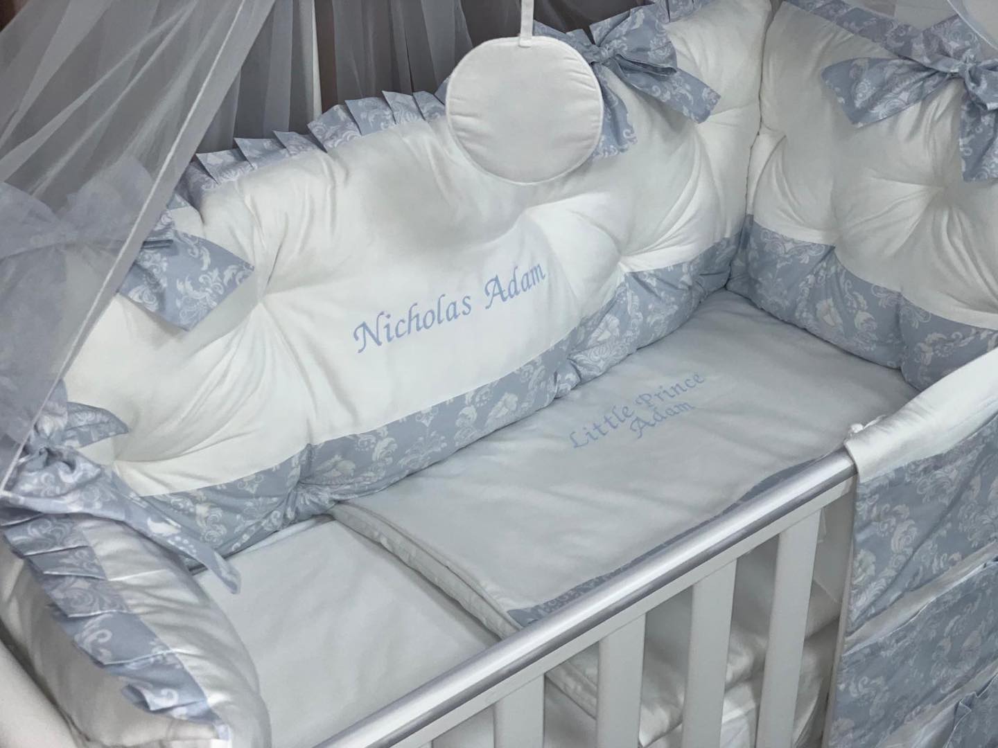 PEPPIbambini ROYAL White Blue Nicholas Baby-Bettwaren, 11-teilig, Bettwäsche, 100% Baumwolle mit Stickerei + Moskitonetz – Image 3