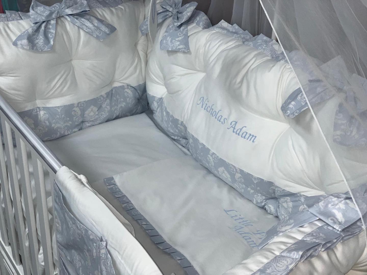 PEPPIbambini ROYAL White Blue Nicholas Baby-Bettwaren, 11-teilig, Bettwäsche, 100% Baumwolle mit Stickerei + Moskitonetz – Image 2
